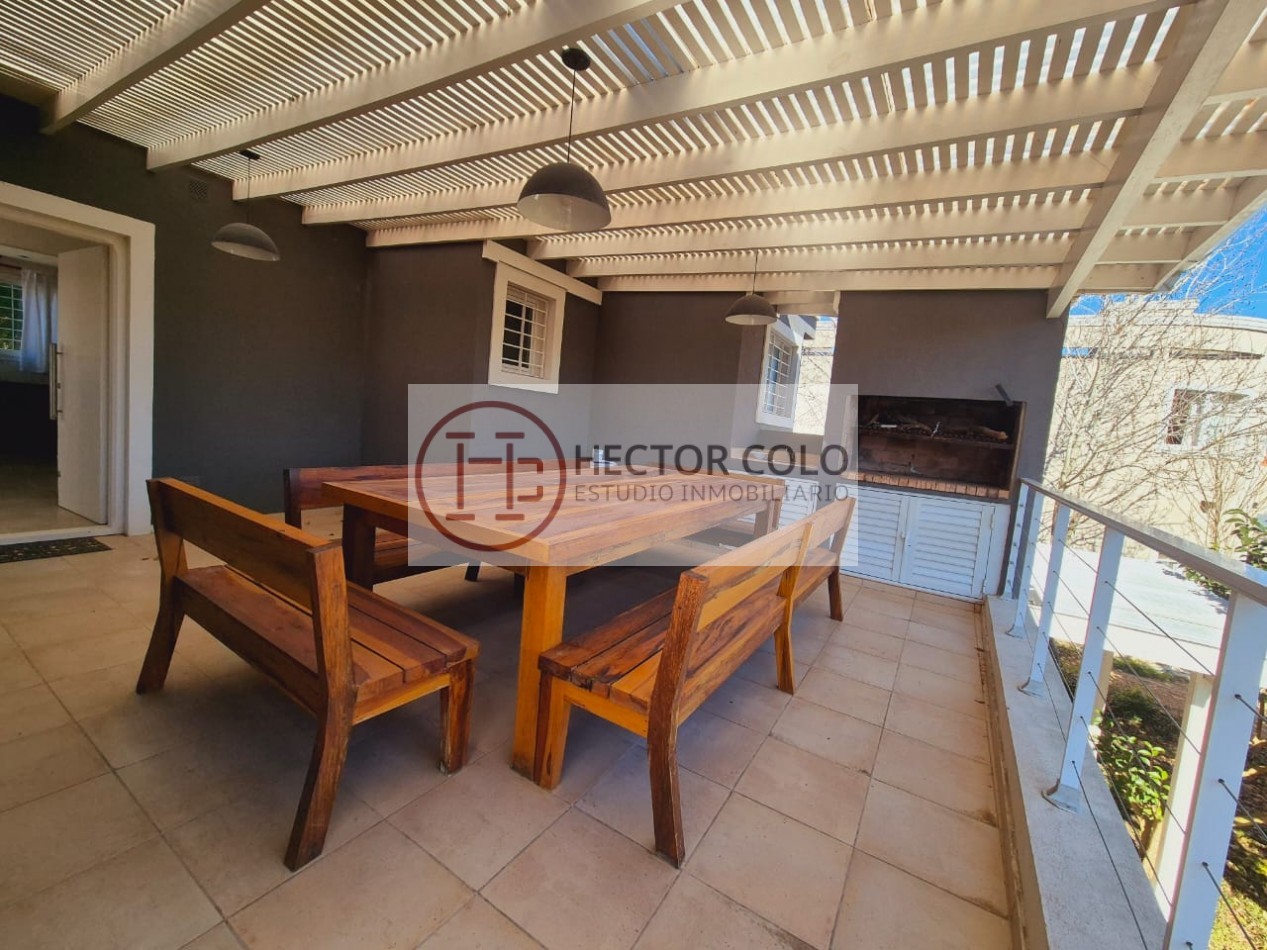 Venta de Casa con departamento en Ostende