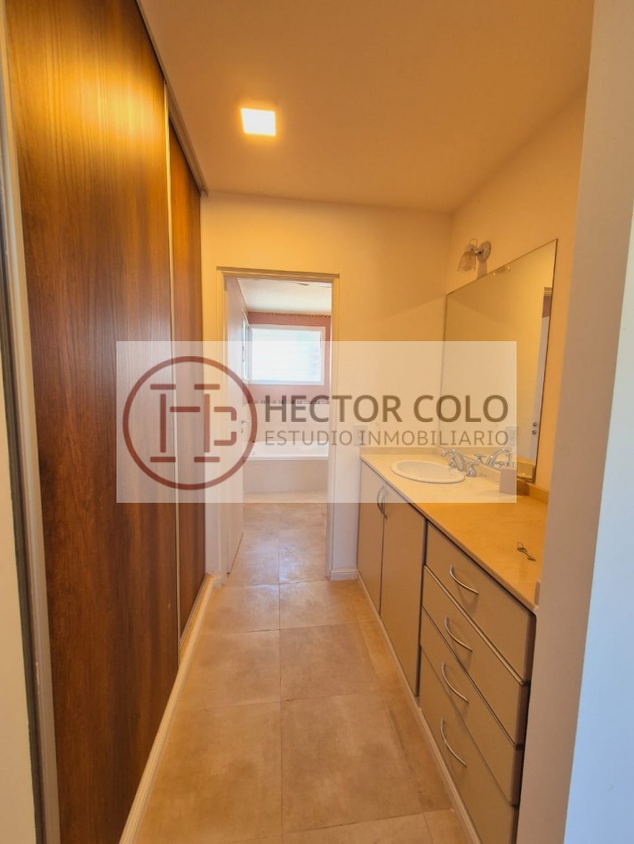 Venta de Casa con departamento en Ostende