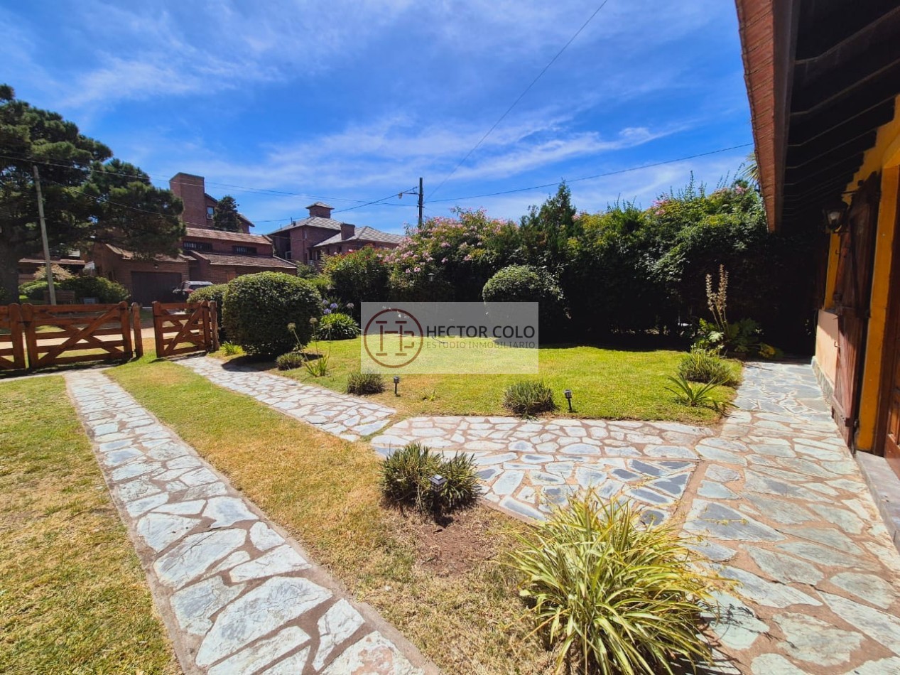 Casa en venta sobre lote multifamiliar a pasos del Mar