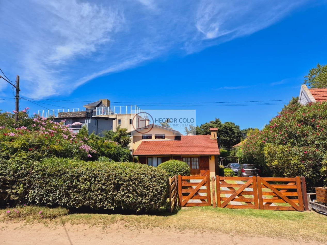 Casa en venta sobre lote multifamiliar a pasos del Mar