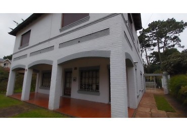 DOS LOCALES CON VIVIENDA Y DEPOSITO ( Codigo 166200 )